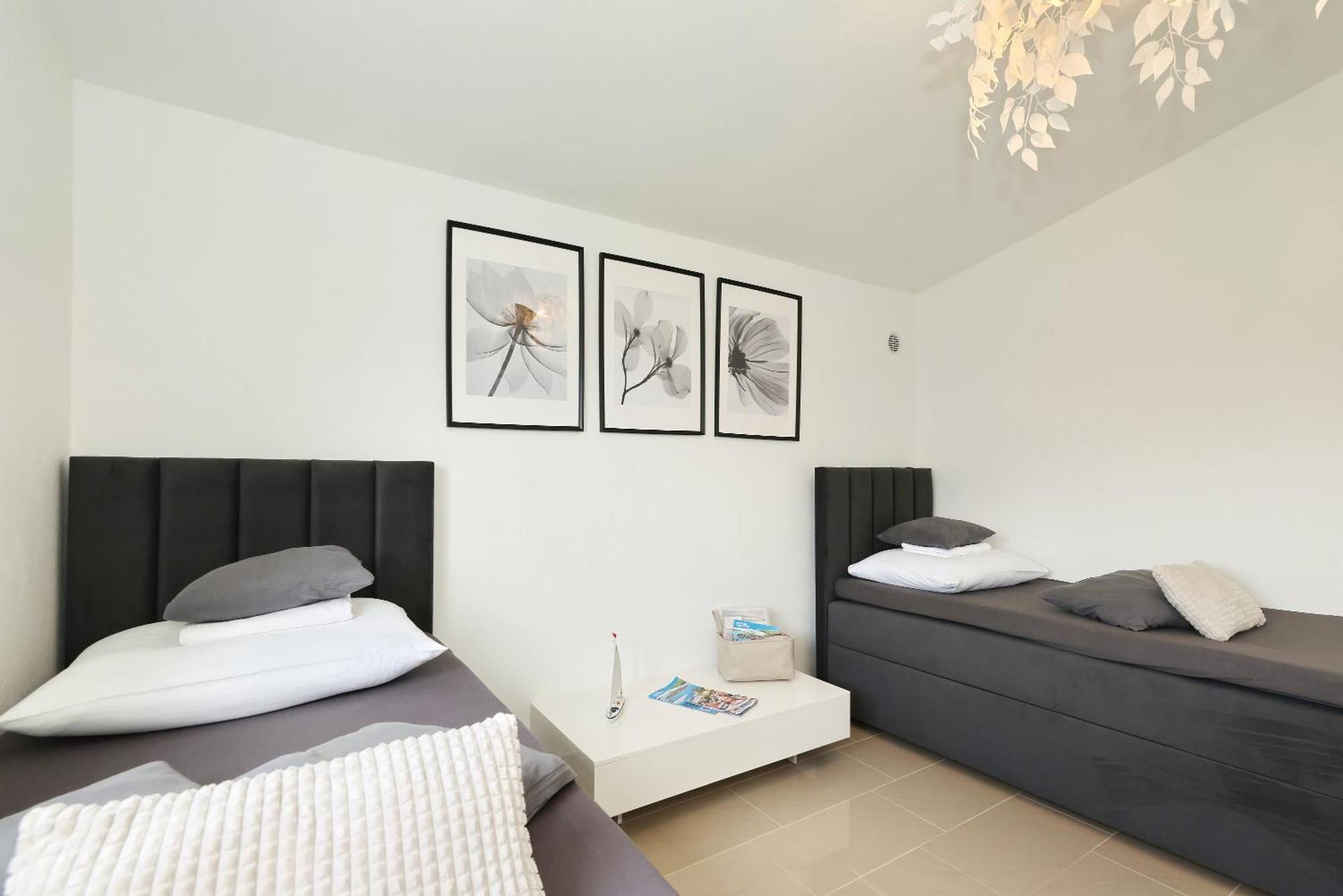 Apartments Rosini, 300M From The Beach With Shared Tavern And Bikes, Нин Экстерьер фото