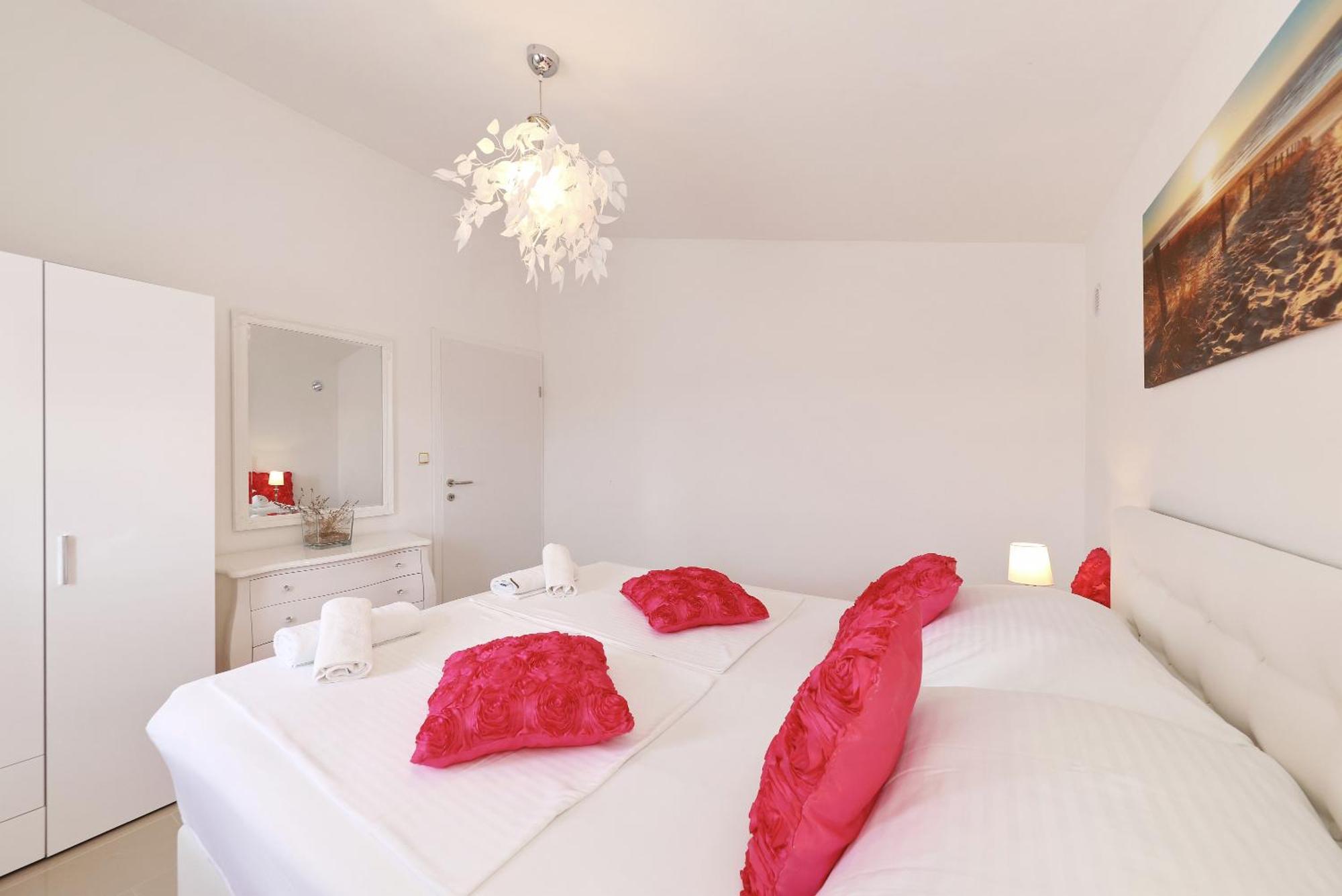 Apartments Rosini, 300M From The Beach With Shared Tavern And Bikes, Нин Экстерьер фото