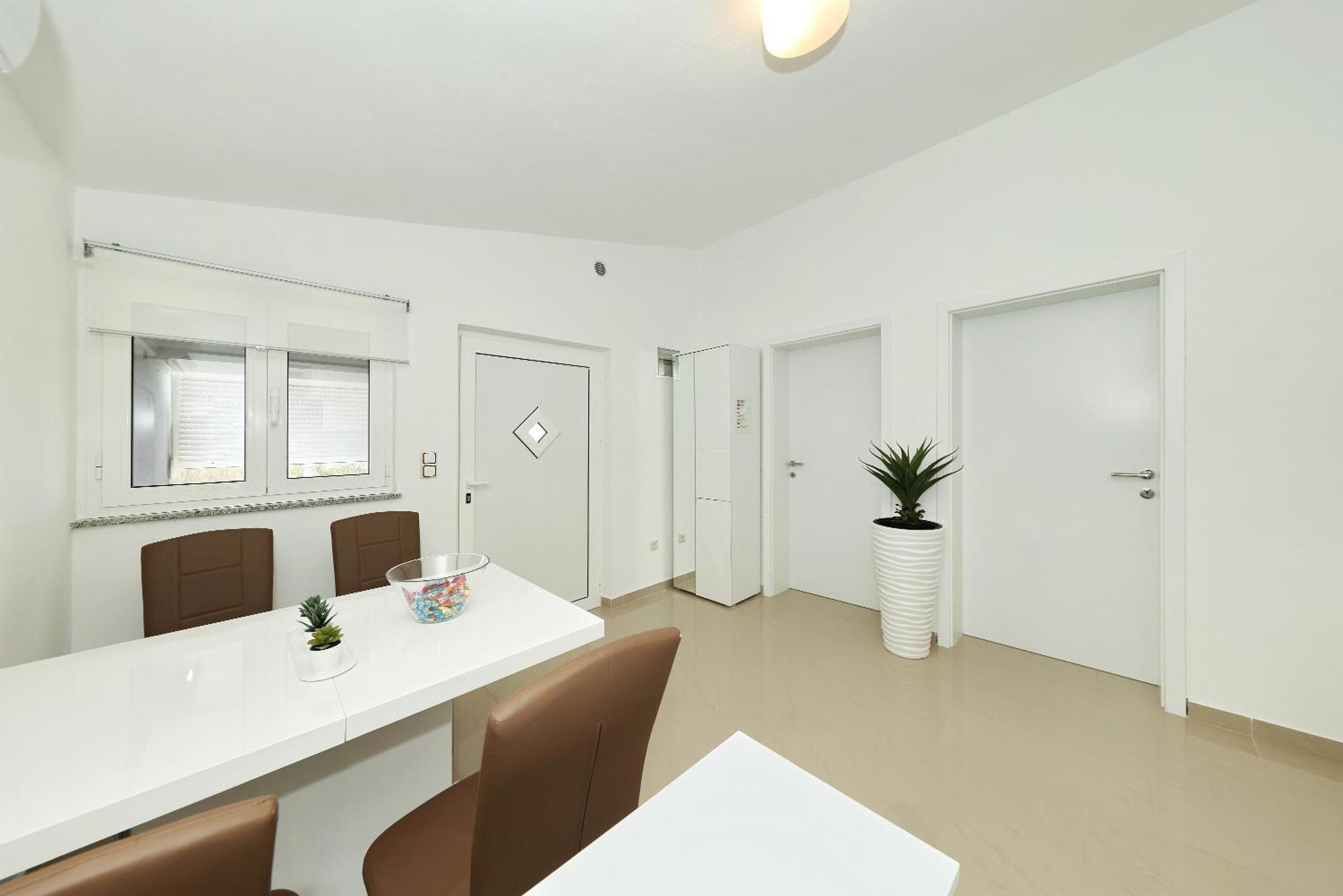 Apartments Rosini, 300M From The Beach With Shared Tavern And Bikes, Нин Экстерьер фото