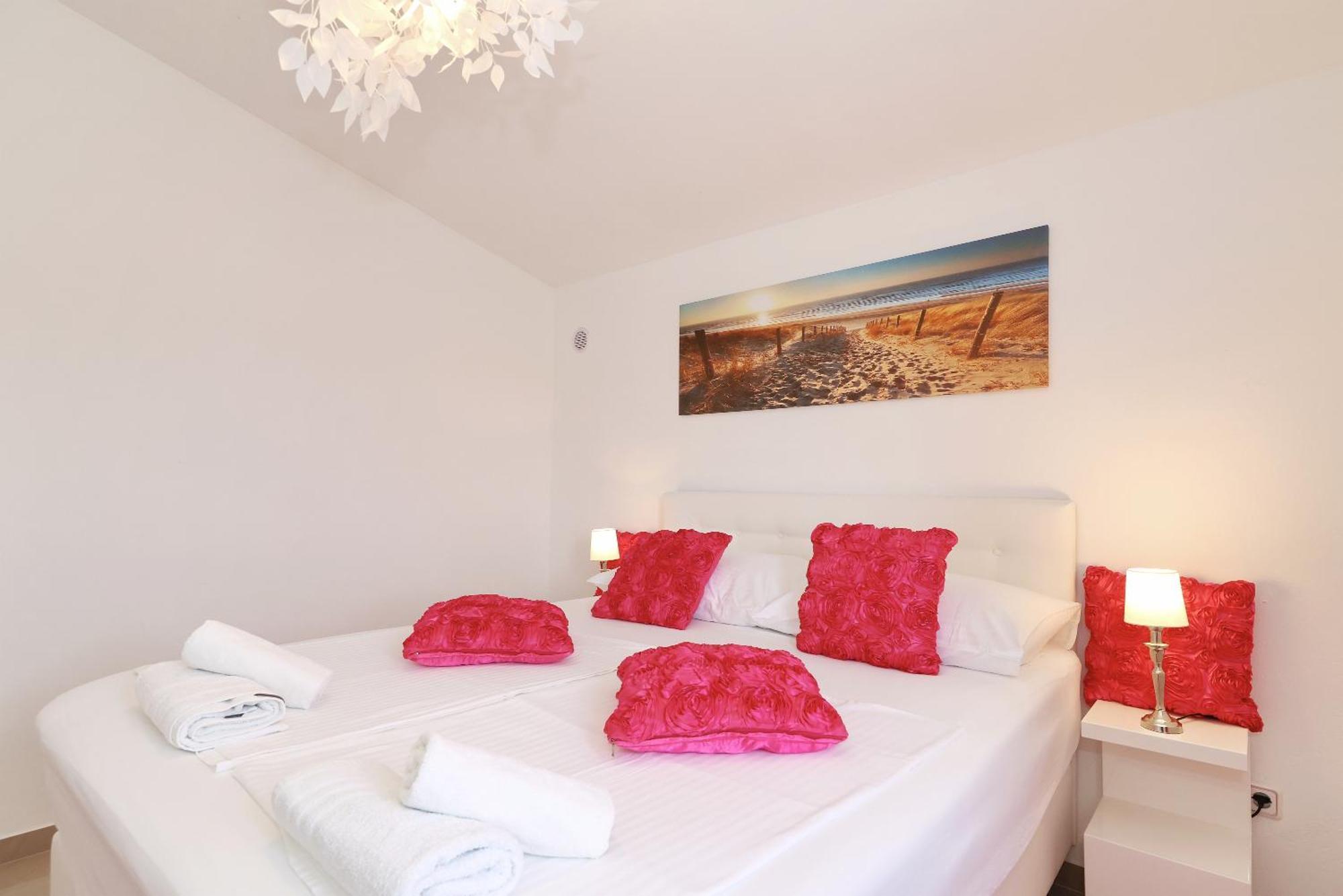 Apartments Rosini, 300M From The Beach With Shared Tavern And Bikes, Нин Экстерьер фото