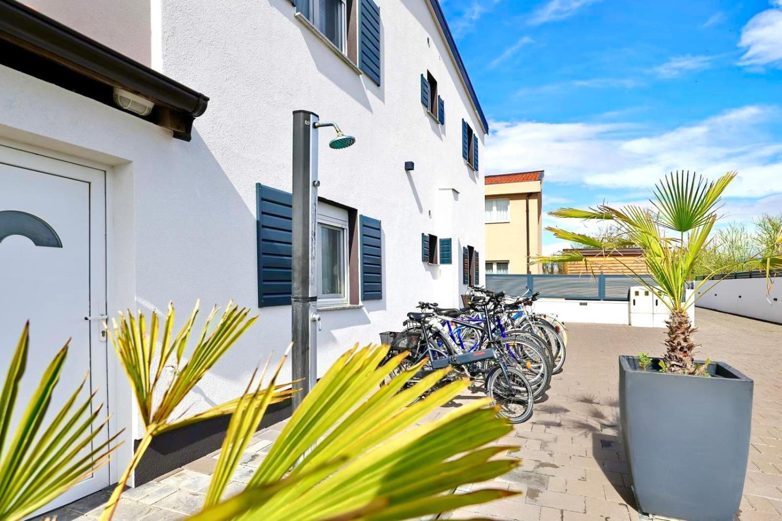 Apartments Rosini, 300M From The Beach With Shared Tavern And Bikes, Нин Экстерьер фото