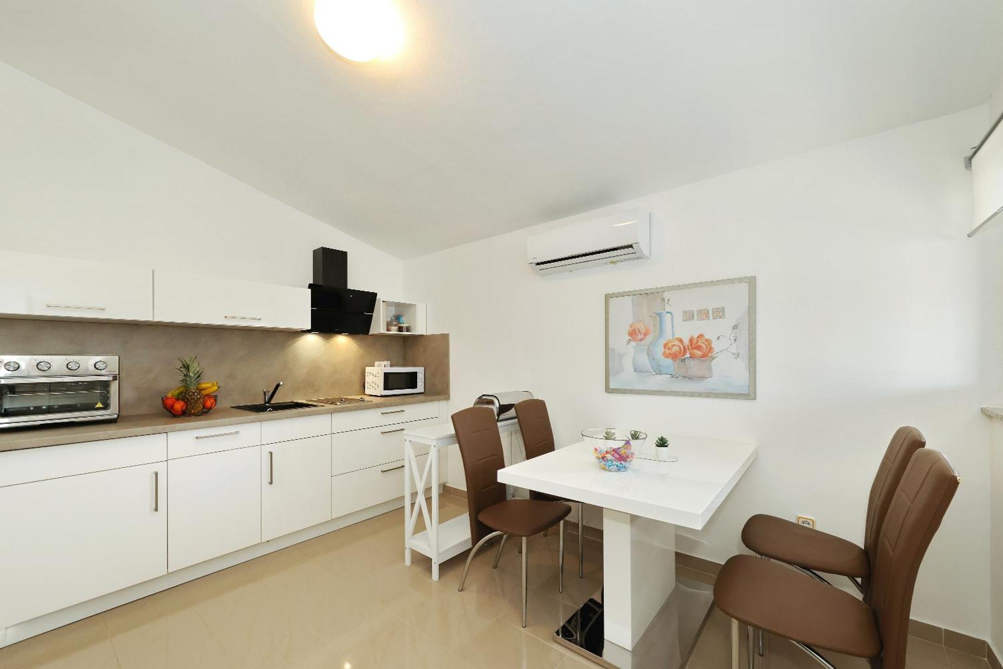 Apartments Rosini, 300M From The Beach With Shared Tavern And Bikes, Нин Экстерьер фото